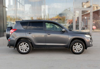Подержанный автомобиль Toyota RAV4 2012 года (4 фото)