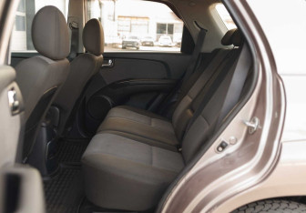 Подержанный автомобиль Kia Sportage 2008 года (17 фото)