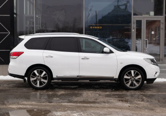 Подержанный автомобиль Nissan Pathfinder 2014 года (4 фото)