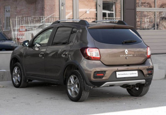 Подержанный автомобиль Renault Sandero 2021 года (9 фото)