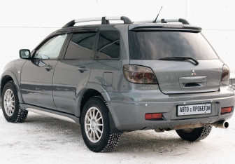 Подержанный автомобиль Mitsubishi Outlander 2007 года (7 фото)