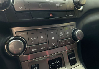 Подержанный автомобиль Toyota Highlander 2013 года (17 фото)