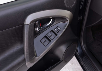 Подержанный автомобиль Toyota RAV4 2012 года (17 фото)