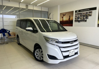 Подержанный автомобиль Toyota Noah Minivan 2017 года (3 фото)
