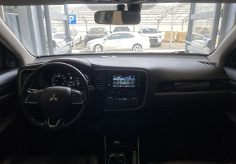 Подержанный автомобиль Mitsubishi Outlander 2017 года (10 фото)