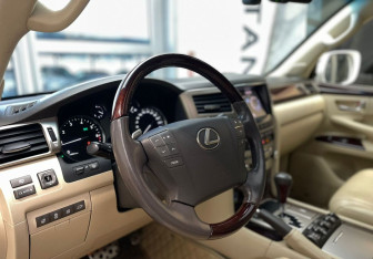 Подержанный автомобиль Lexus LX 2014 года (10 фото)