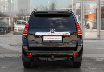 Подержанный автомобиль Toyota Land Cruiser Prado 2019 года (6 фото)