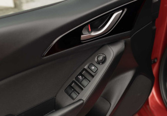 Подержанный автомобиль Mazda 3 Hatchback 2014 года (18 фото)