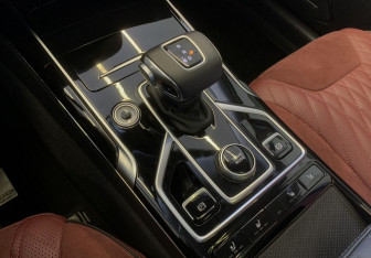 Подержанный автомобиль Hongqi HS5 2023 года (13 фото)