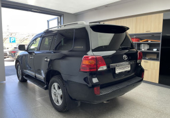 Подержанный автомобиль Toyota Land Cruiser Suv 2014 года (6 фото)