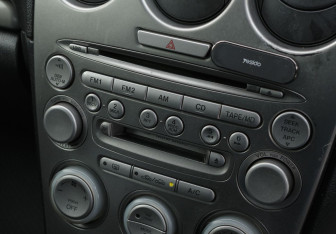 Подержанный автомобиль Mazda Atenza Sedan 2002 года (14 фото)