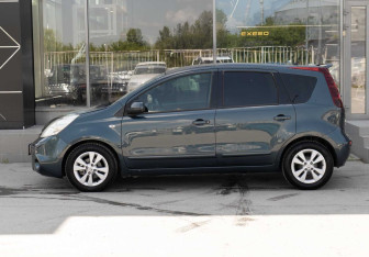 Подержанный автомобиль Nissan Note 2012 года (8 фото)