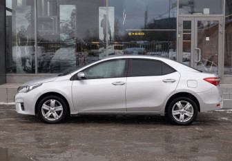 Подержанный автомобиль Toyota Corolla Sedan 2013 года (8 фото)