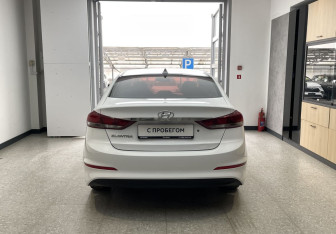 Подержанный автомобиль Hyundai Elantra Sedan 2018 года (5 фото)
