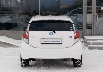 Подержанный автомобиль Toyota Aqua 2016 года (6 фото)