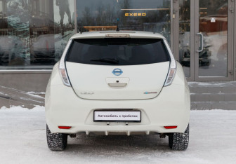 Подержанный автомобиль Nissan Leaf 2011 года (6 фото)