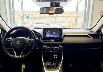 Подержанный автомобиль Toyota RAV4 2021 года (10 фото)