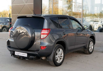 Подержанный автомобиль Toyota RAV4 2012 года (5 фото)