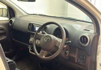 Подержанный автомобиль Toyota Passo 2015 года (10 фото)