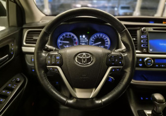 Подержанный автомобиль Toyota Highlander 2019 года (9 фото)
