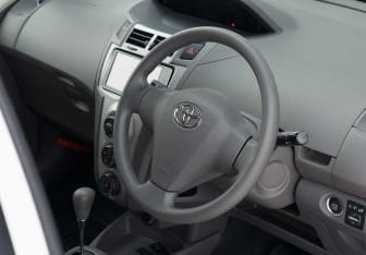 Подержанный автомобиль Toyota Vitz 2009 года (11 фото)
