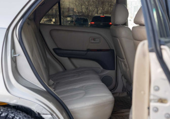 Подержанный автомобиль Lexus RX 2000 года (17 фото)