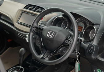 Подержанный автомобиль Honda Fit Shuttle 2012 года (11 фото)