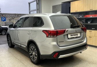 Подержанный автомобиль Mitsubishi Outlander 2018 года (6 фото)
