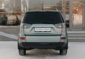 Подержанный автомобиль Mitsubishi Outlander 2006 года (6 фото)