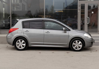 Подержанный автомобиль Nissan Tiida Hatchback 2013 года (4 фото)