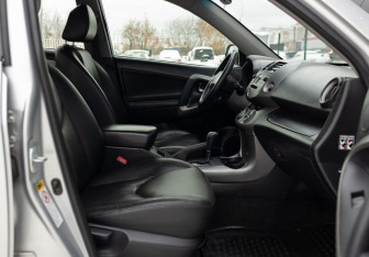 Подержанный автомобиль Toyota RAV4 2008 года (22 фото)