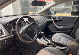 Подержанный автомобиль Opel Astra Sedan 2014 года (9 фото)