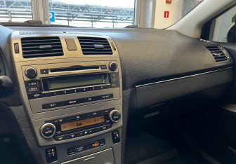 Подержанный автомобиль Toyota Avensis Sedan 2011 года (9 фото)