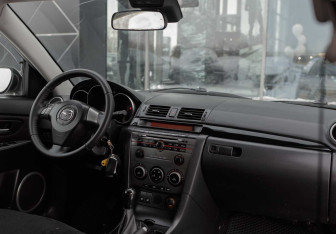 Подержанный автомобиль Mazda 3 Sedan 2006 года (10 фото)