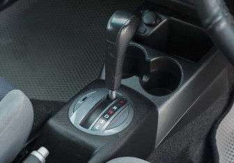 Подержанный автомобиль Honda Fit 2001 года (14 фото)