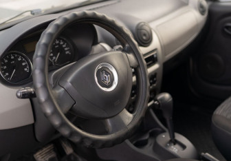 Подержанный автомобиль Renault Sandero 2011 года (11 фото)