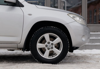 Подержанный автомобиль Toyota RAV4 2008 года (9 фото)