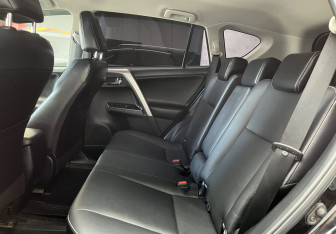 Подержанный автомобиль Toyota RAV4 2017 года (14 фото)