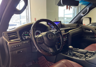 Подержанный автомобиль Lexus LX 2017 года (8 фото)