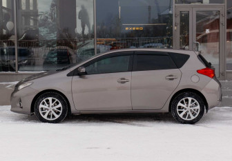 Подержанный автомобиль Toyota Auris Hatchback 2013 года (8 фото)