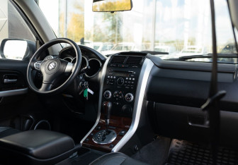 Подержанный автомобиль Suzuki Grand Vitara 2008 года (10 фото)