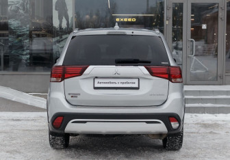 Подержанный автомобиль Mitsubishi Outlander 2019 года (6 фото)
