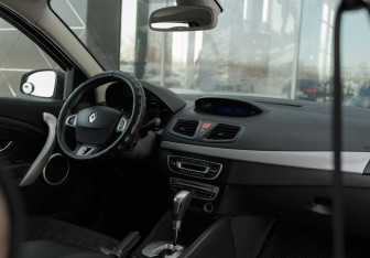 Подержанный автомобиль Renault Fluence 2010 года (10 фото)