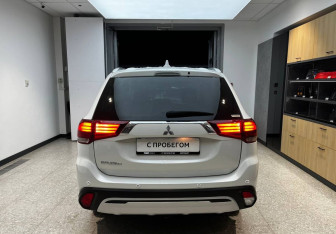 Подержанный автомобиль Mitsubishi Outlander 2021 года (6 фото)