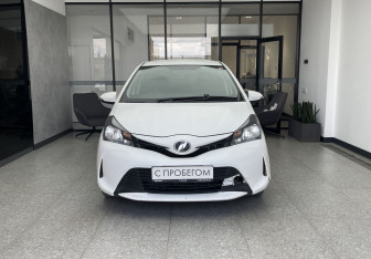 Подержанный автомобиль Toyota Vitz 2015 года (2 фото)