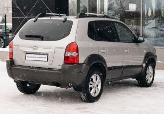 Подержанный автомобиль Hyundai Tucson 2008 года (5 фото)
