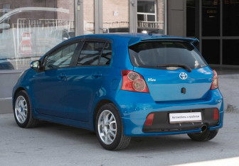 Подержанный автомобиль Toyota Vitz 2009 года (7 фото)