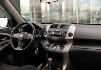 Подержанный автомобиль Toyota RAV4 2006 года (10 фото)