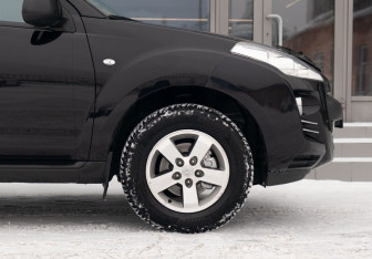 Подержанный автомобиль Peugeot 4007 2012 года (9 фото)