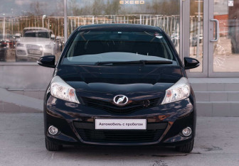 Подержанный автомобиль Toyota Vitz 2013 года (2 фото)